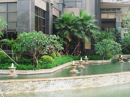 ���ڽ�������羰��԰�������ܱߵ�ˮ��